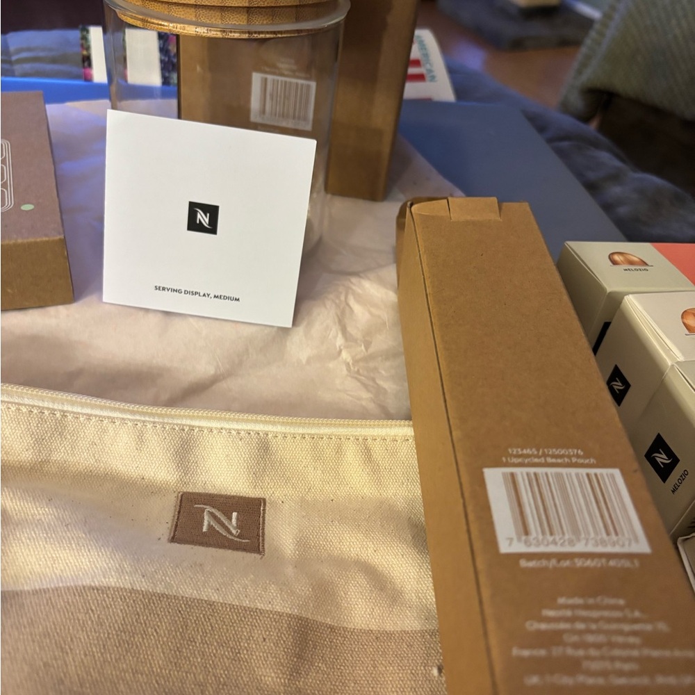 Nespresso Accessory Bundle****
Stackable serving set, 30 pods, 2 ice cube trays - Picture 5 of 9